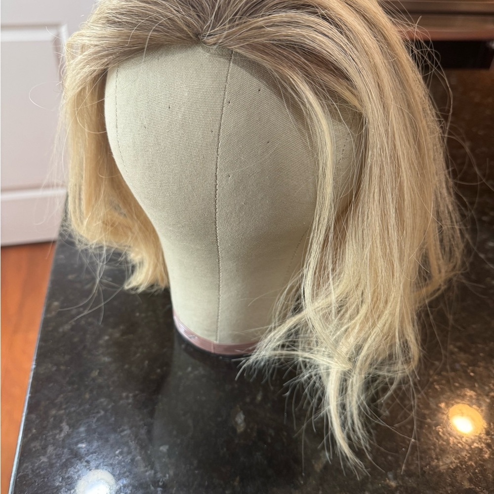 Highline Pony Topper Blonde

Professionally trimmed. One clip missing